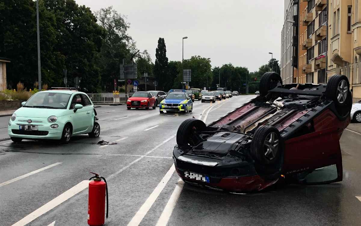 Schwerer Unfall auf dem Hohenzollernring in Bayreuth: Ein Auto wurde auf das Dach geschleudert. Bild: Jürgen Lenkeit