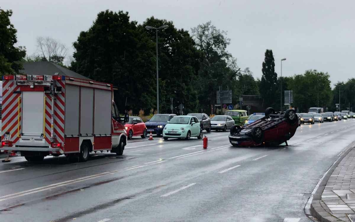 Schwerer Unfall auf dem Hohenzollernring in Bayreuth: Ein Auto wurde auf das Dach geschleudert. Bild: Jürgen Lenkeit