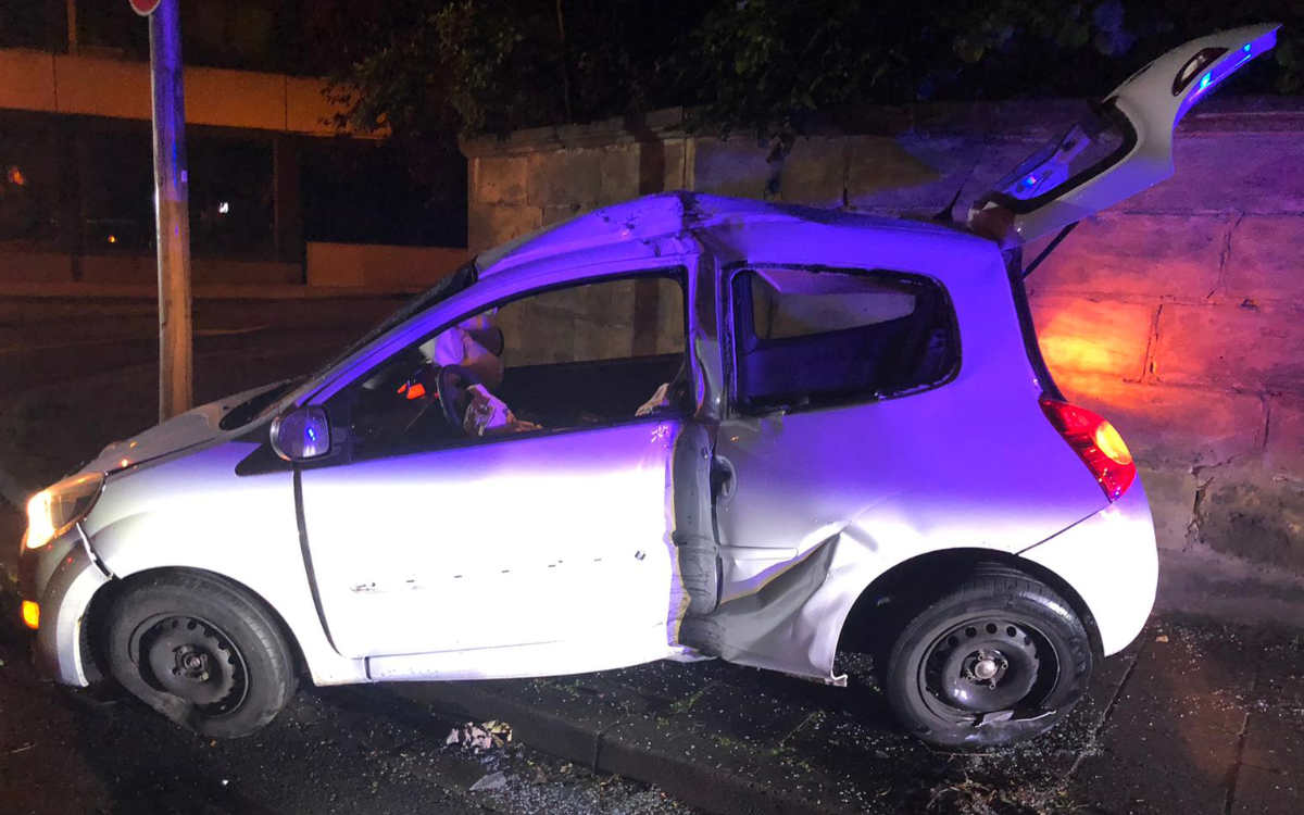 Verkehrsunfall am Wittelsbacherring in Bayreuth: Ein Auto krachte gegen eine Laterne. Foto: Privat