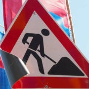 Ein 26-jähriger Arbeiter ist in Oberfranken am Montag (28. März 2022) auf einer Baustelle 7,5 Meter in die Tiefe gestürzt. Symbolbild: Pixabay