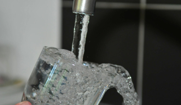 Das Trinkwasser in Bayreuth wird zum Juli 2022 teurer. Symbolbild: Pixabay