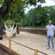 Geschäftsführer Martin Hofmann am Bayreuther Stadtstrand. Bild: Michael Kind