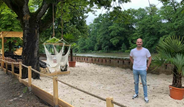 Geschäftsführer Martin Hofmann am Bayreuther Stadtstrand. Bild: Michael Kind