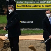 Ministerpräsident Markus Söder und Sebastian Kohrmann, Vorstandssprecher der EDEKA Nordbayern-Sachsen-Thüringen beim Spatenstich in Marktredwitz. Bild: Meeco Communication Services