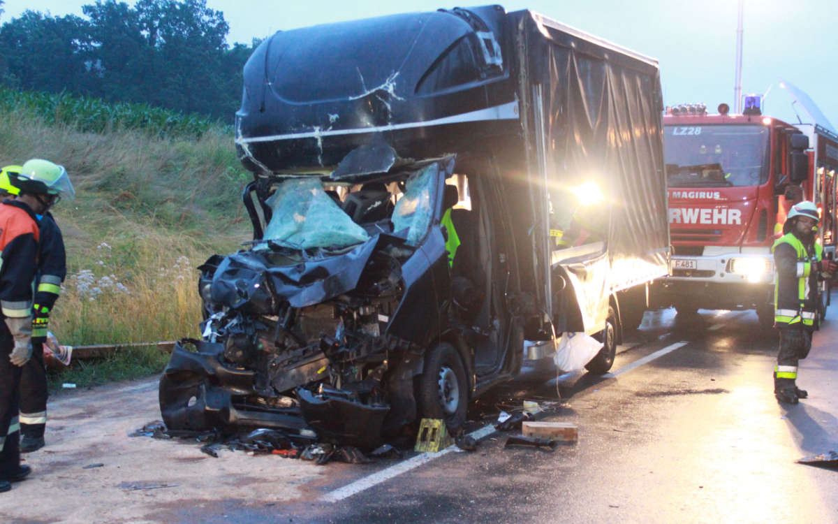 Schwerer Unfall im Kreis Bayreuth. Eine Person wurde dabei im Fahrzeug eingeklemmt. Foto: News5/ Holzheimer