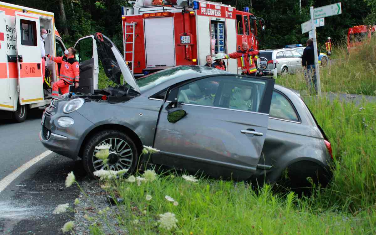 Bei Creußen hat sich ein dreirädriger Fiat 500 überschlagen. Vier Personen wurden verletzt. Bild: NEWS5