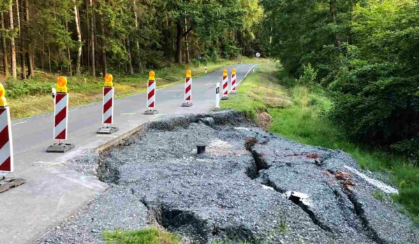 Die Straße zwischen Cottenbach und Theta droht abzusacken und muss komplett gesperrt werden. Bild: Jürgen Lenkeit