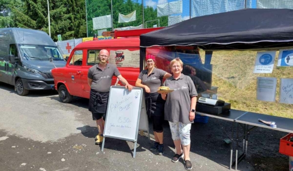 Mit seinem BBQ-to-go-Mobil möchte Bernd Ströbel den Unwetteropfern im Rheinland gutes Essen bringen. Bild: Facebook - Bernecker BBQ Smoker