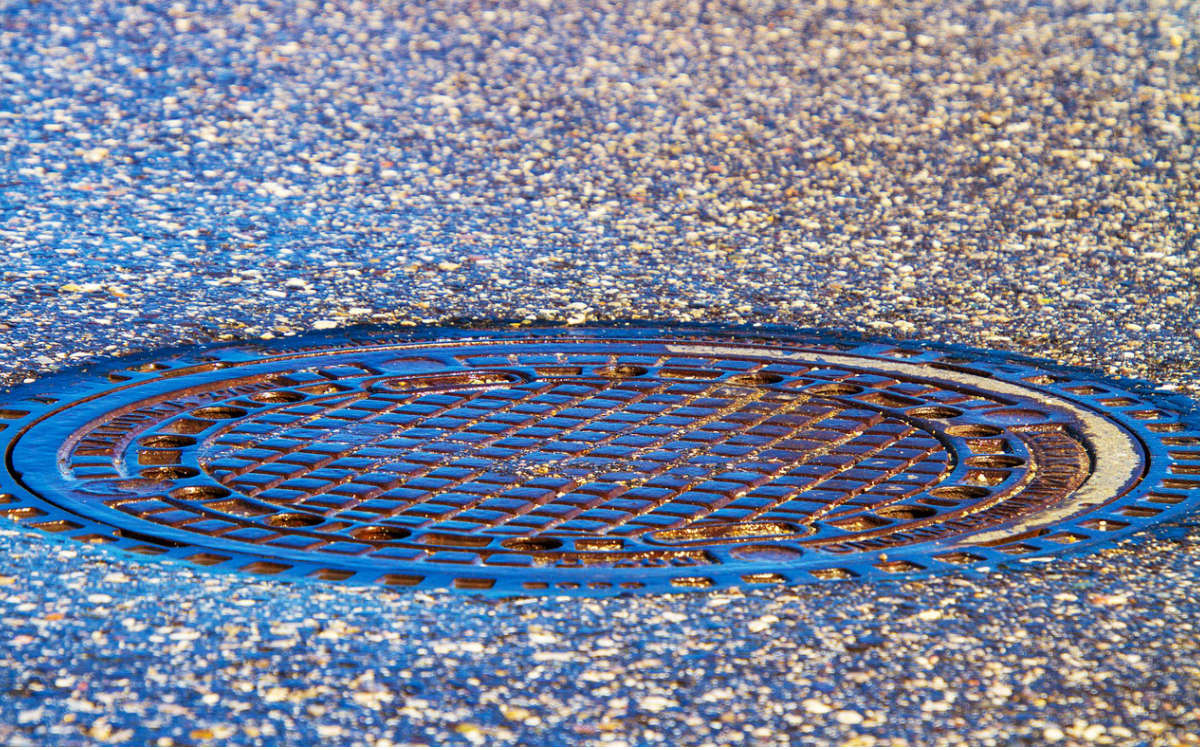 Gullideckel wurden in einer Straße in Bayreuth entfernt. Symbolfoto: pixabay