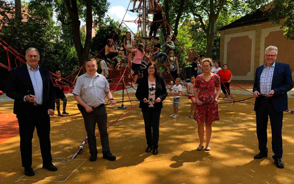 Die schnelle Internetleitung ist an der Luitpoldschule in Bayreuth angekommen. Dort wurde sie in Empfang genommen von Stadtwerke-Geschäftsführer Jürgen Bayer, TMT-Geschäftsführer Peter Maisel, Schulreferentin Manuela Brozat, Schulleiterin Daniela Dietel und Oberbürgermeister Thomas Ebersberger. Bild: Jürgen Lenkeit