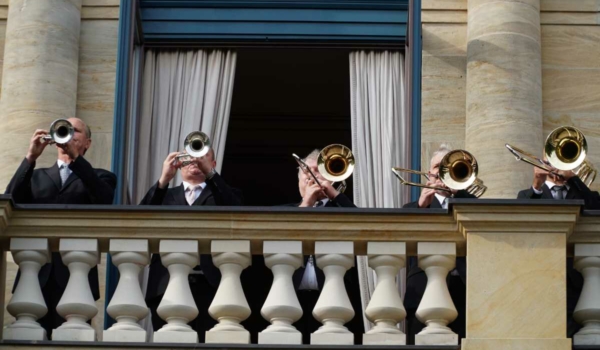 Fanfaren auf dem Balkon des Bayreuther Festspielhauses. Bild: Michael Kind