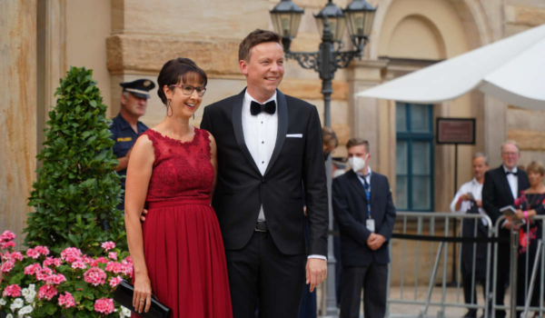 Der saarländische Ministerpräsident Tobias Hans mit Ehefrau Tanja. Bild: Michael Kind