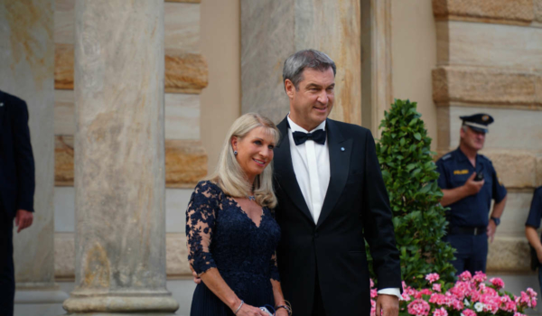 Bayerns Ministerpräsident Markus Söder mit Ehefrau Karin Baumüller-Söder. Bild: Michael Kind