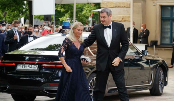 Markus Söder und seine Ehefrau treffen am Bayreuther Festspielhaus ein. Bild: Michael Kind