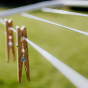 In Marktredwitz wurde nachts wertvolle Kleidung von einem Wäscheständer im Garten gestohlen. Symbolbild: Pexels/Karolina Grabowska