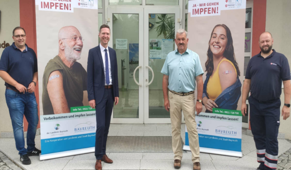 Landrat Florian Wiedemann beim Start der Impftour durch die Bayreuther Gemeinden. Foto: Landratsamt Bayreuth