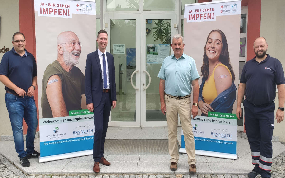 Landrat Florian Wiedemann beim Start der Impftour durch die Bayreuther Gemeinden. Foto: Landratsamt Bayreuth