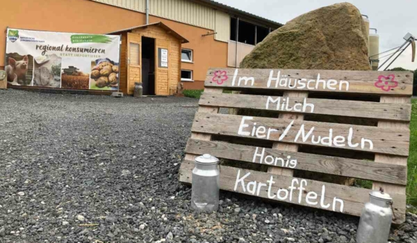 Beim Bauernhof Forkenhof zwischen Gesees und Mistelbach gibt es frische Eier und Milch zu kaufen - und sogar örtlich produzierten Honig. Bild: Michael Kind