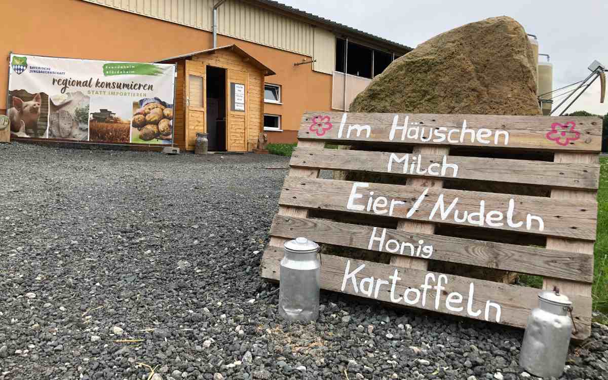 Beim Bauernhof Forkenhof zwischen Gesees und Mistelbach gibt es frische Eier und Milch zu kaufen - und sogar örtlich produzierten Honig. Bild: Michael Kind