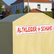 In Unterfranken steckte eine Frau in einem Altkleidercontainer fest und starb. Symbolbild: Pixabay