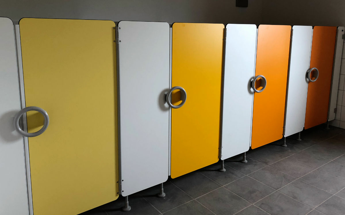 Fröhliche Farben in den Toiletten: Im neuen Waldorfkindergarten in Bayreuth soll auch der Toilettengang ein Erlebnis sein. Bild: Jürgen Lenkeit