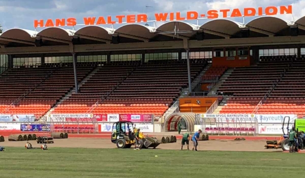 Bald wird der Ball im HaWaWi-Stadion in Bayreuth wieder mit mehr Zuschauern rollen. Grund sind Corona-Lockerungen in Bayern. Archivbild: Jürgen Lenkeit