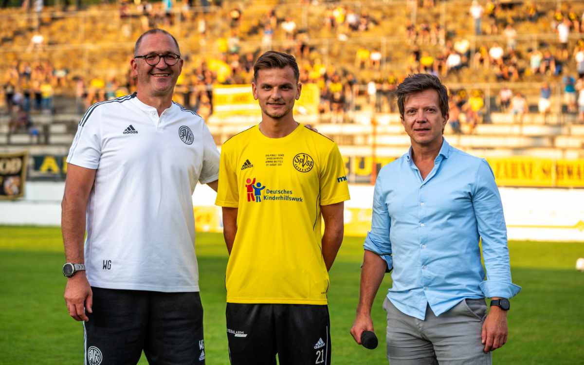 Lichtblick in der Halbzeit: SpVgg-Geschäftsführer Wolfgang Gruber, Innenverteidiger Tobias Weber und Stadionsprecher Christian Höreth präsentieren das DFB-Pokal-Trikot. Die Altstadt wirbt für das Deutsche Kinderhilfswerk. BiId: Peter Glaser