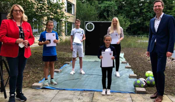 Ehrung für aktive Jugendliche: v.l.n.r. Kreisrätin Sabine Habla, Leila Schülein (Skispringen, Skiclub Bischofsgrün), Lukas Fohr (Biathlon, SC Neubau), Mara Häfner (Nordische Kombination, WSV Warmensteinach), Saskia Gubitz (Kegeln, Verein Bayreuther Sportkegler), Landrat Florian Wiedemann. Bild: Jürgen Lenkeit