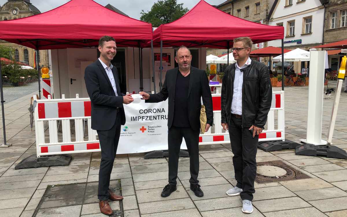 Auch die Gutscheine für die Kugeln Eis wollen übergeben werden. Ennio de Marco von der Eisdiele Opera (Mitte) und Kreisgeschäftsführer Markus Ruckdeschel vom Roten Kreuz. Bild: Michael Kind