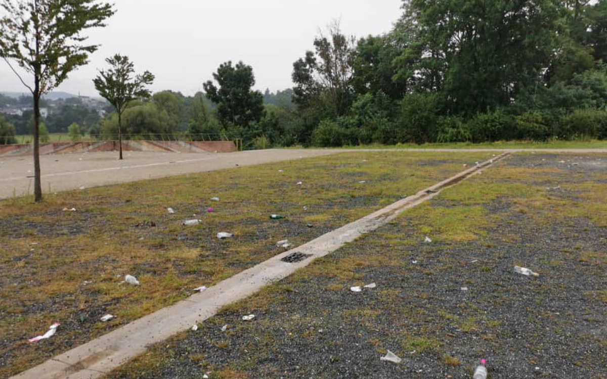 Im Sommer fand man vermehrt Müll in der Wilhelminenaue in Bayreuth - jetzt wurden einige Laternen beschädigt. Archivbild: privat