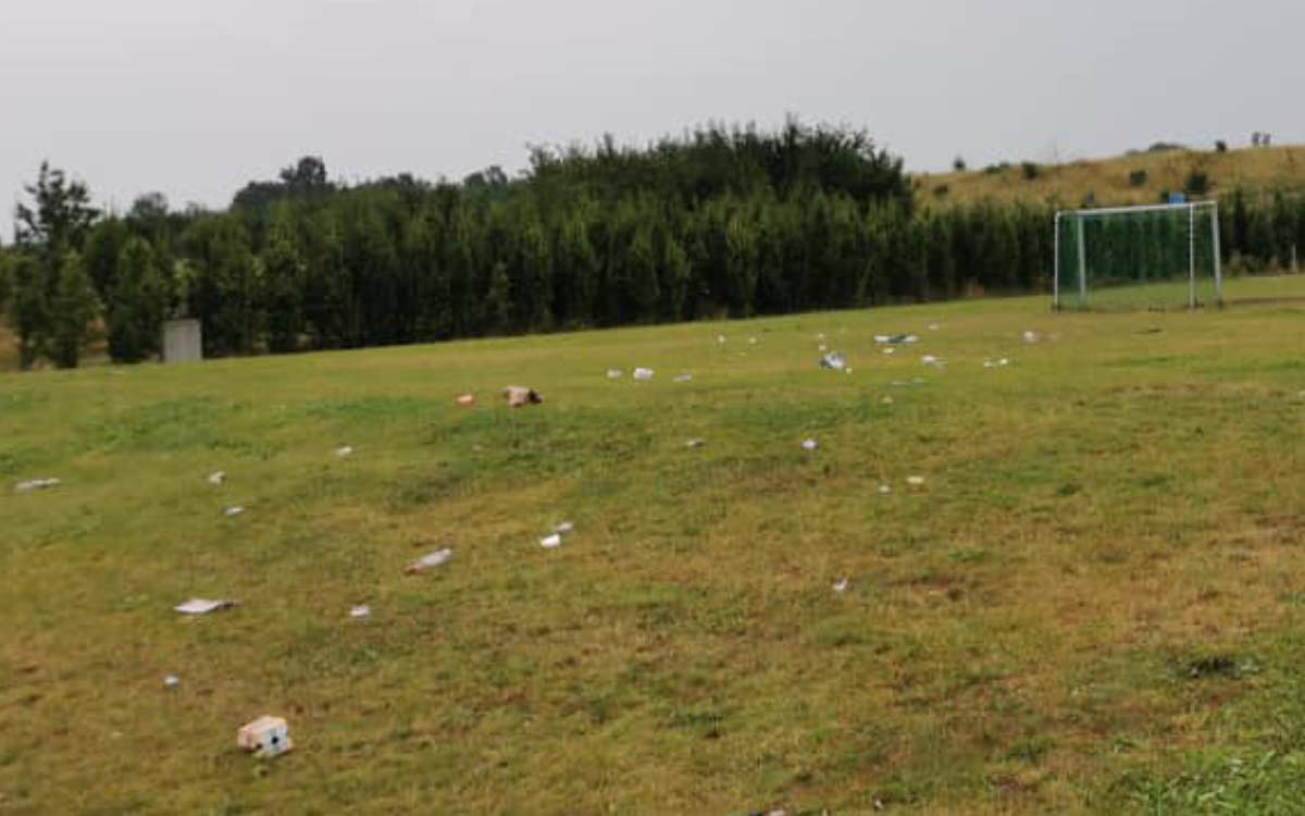 Im Sommer fand man vermehrt Müll in der Wilhelminenaue in Bayreuth - jetzt wurden einige Laternen beschädigt. Archivbild: privat