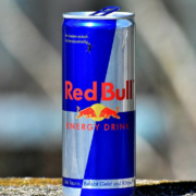 Bei einem kuriosen Einbruch in einen Döner-Laden in Wunsiedel hat der Dieb 24 Dosen Red Bull geklaut. Symbolbild: pixabay