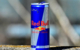 Bei einem kuriosen Einbruch in einen Döner-Laden in Wunsiedel hat der Dieb 24 Dosen Red Bull geklaut. Symbolbild: pixabay