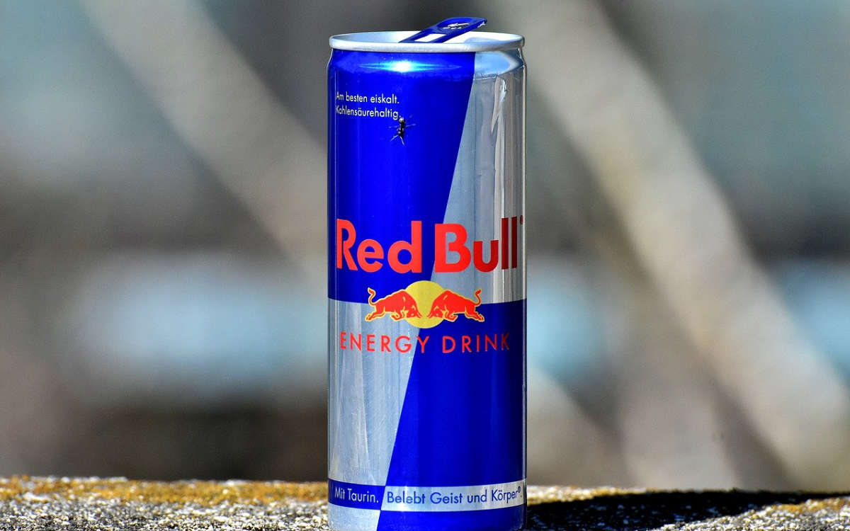 Bei einem kuriosen Einbruch in einen Döner-Laden in Wunsiedel hat der Dieb 24 Dosen Red Bull geklaut. Symbolbild: pixabay