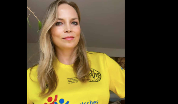 Regina Halmich zeigt sich im Trikot der SpVgg Bayreuth vor dem Pokalspiel gegen Arminia Bielefeld. Foto: Regina Halmich, Facebook / Screenshot