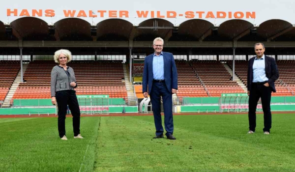 Das neue Spielfeld im Hans-Walter-Wild-Stadion ist fertig. V.l.n.r.: Baureferentin Urte Kelm, Oberbürgermeister Thomas Ebersberger, Sportamtsleiter Christian Möckel. Bild: Stadt Bayreuth