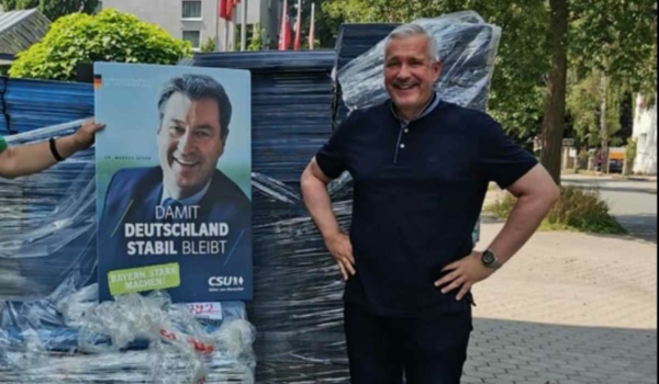 Fernsehkoch Alexander Herrmann posiert in Bayreuth mit einem Wahlplakat von Bayerns Ministerpräsident Markus Söder. Bild: Silke Launert, Facebook / Screenshot