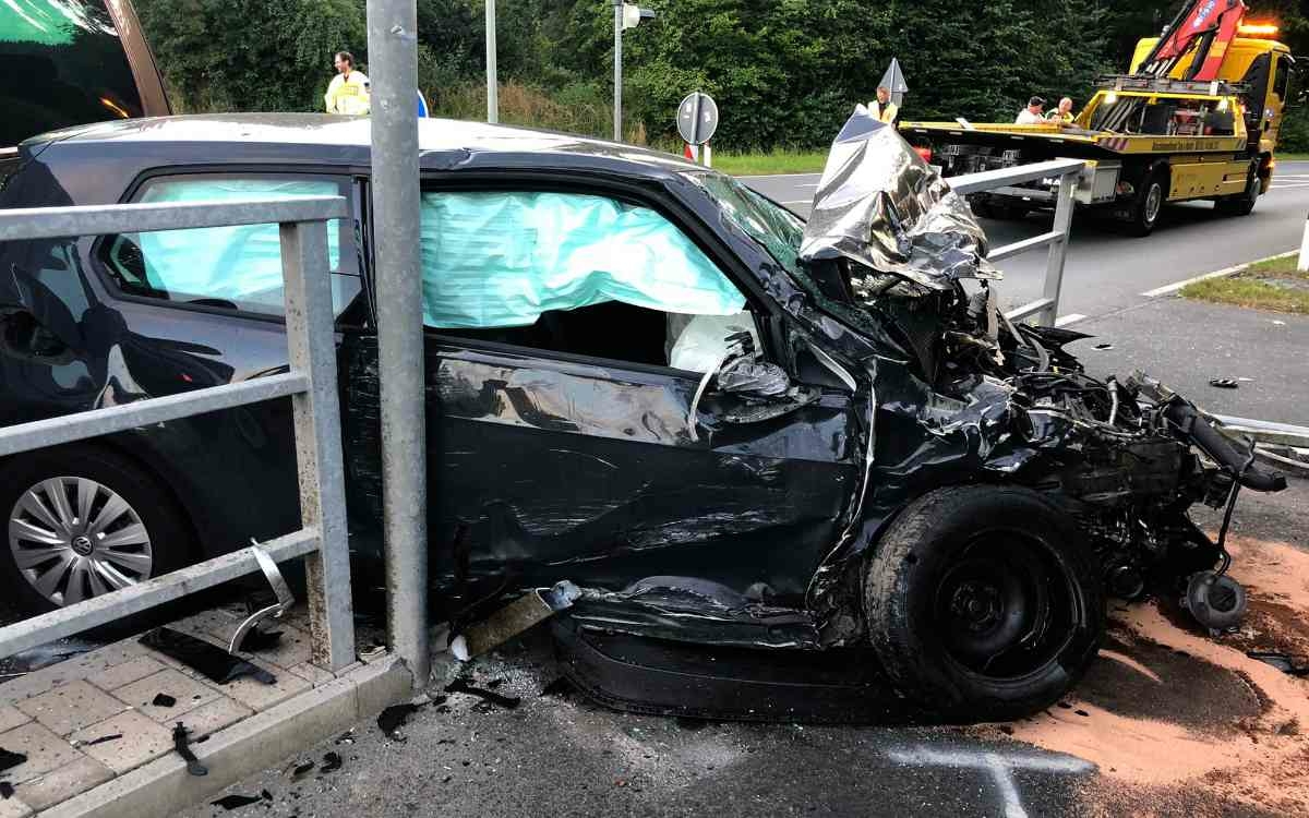 Schwerer Unfall an der Kreuzung Thiergärtner Straße/Universitätsstraße: zwei Personen wurden verletzt, eine davon schwer. Bild: privat.