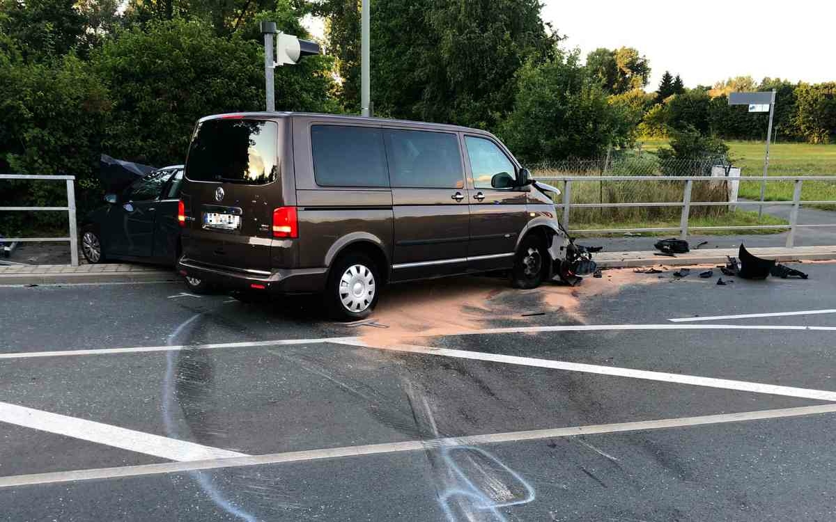 Schwerer Unfall an der Kreuzung Thiergärtner Straße/Universitätsstraße: zwei Personen wurden verletzt, eine davon schwer. Bild: privat.