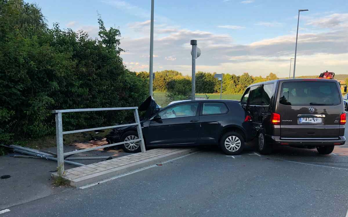 Schwerer Unfall an der Kreuzung Thiergärtner Straße/Universitätsstraße: zwei Personen wurden verletzt, eine davon schwer. Bild: privat.