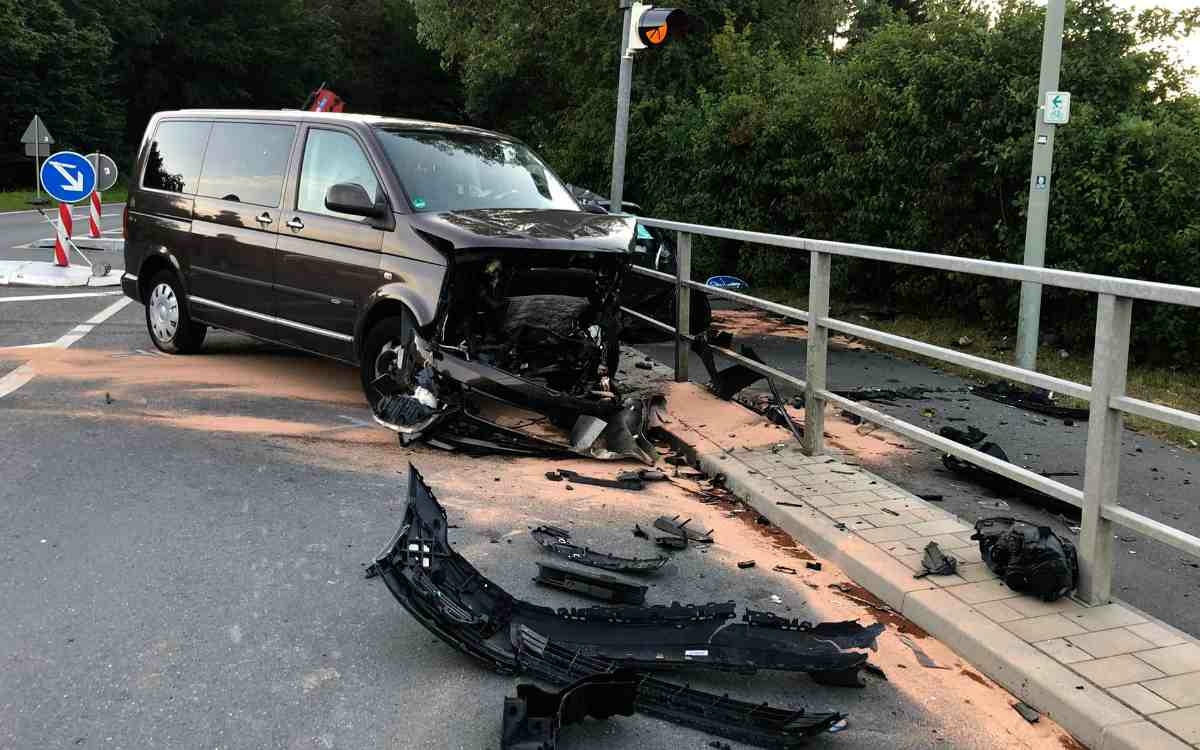 Schwerer Unfall an der Kreuzung Thiergärtner Straße/Universitätsstraße: zwei Personen wurden verletzt, eine davon schwer. Bild: privat.