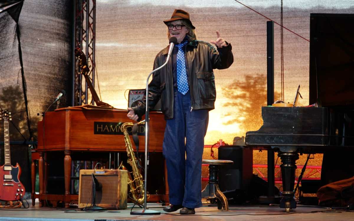 Helge Schneider ist in Bayreuth auf dem Seebühnen-Festival in der Wilhelminenaue aufgetreten. Bild: Jürgen Lenkeit