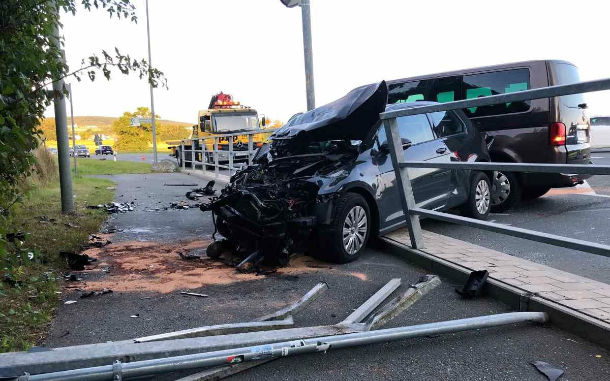 Schwerer Unfall an der Kreuzung Thiergärtner Straße/Universitätsstraße: zwei Personen wurden verletzt, eine davon schwer. Bild: privat.