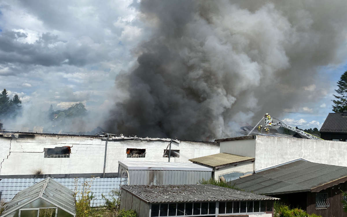 Großbrand in Oberfranken: Im Hofer Stadtteil Jägersruh hinterlässt ein Brand in einer Werkshalle massive Rauchschwaden. Bild: NEWS5