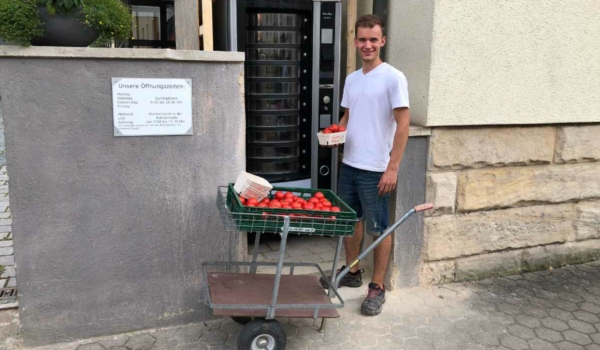 Gärtnereimeister Florian Schmidt beim Auffüllen des Gemüseautomaten in der Eckenerstraße am 12. August 2021. Bild: Michael Kind