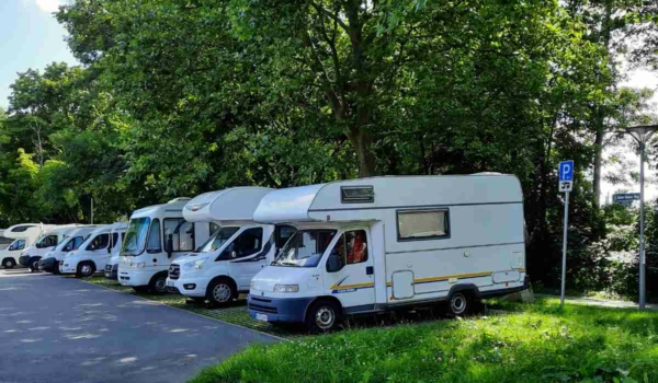 Der Parkplatz in der Grünewaldstraße: Beliebter Treffpunkt vieler Campingwägen. Bild: Jürgen Lenkeit