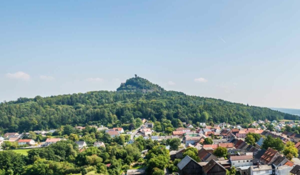 Der Rauhe Kulm in der Oberpfalz aus Blickrichtung des Kleinen Kulms im Westen. Dazwischen liegt Neustadt am Kulm. Bild: Tourismuszentrum Oberpfälzer Wald/Thomas Kujat