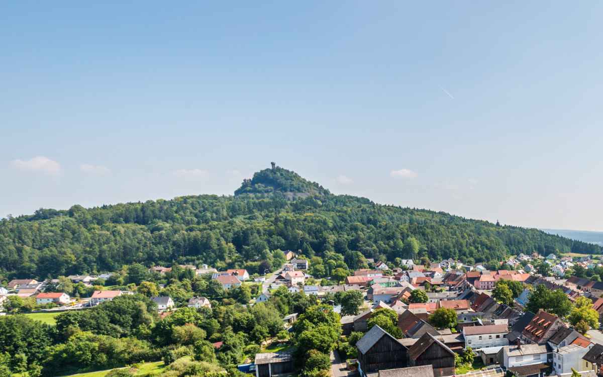 Der Rauhe Kulm in der Oberpfalz aus Blickrichtung des Kleinen Kulms im Westen. Dazwischen liegt Neustadt am Kulm. Bild: Tourismuszentrum Oberpfälzer Wald/Thomas Kujat