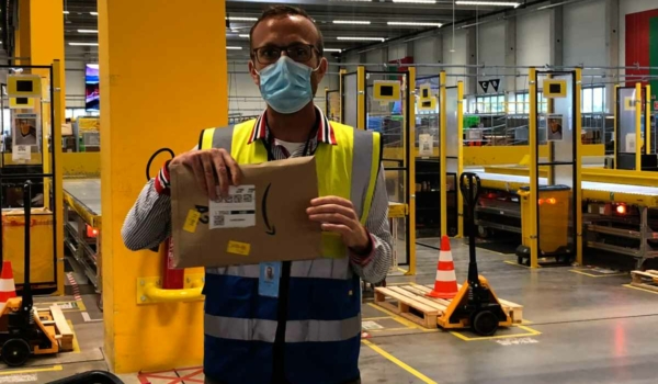 Amazon-Verteilzentrum in Bayreuth: Standortleiter Andreas Volk erklärt den Weg der Lieferungen am Standort im Logistikpark. Bild: Jürgen Lenkeit