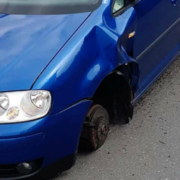 In Bad Berneck hat ein VW Candy während der Fahrt ein Rad verloren. Die Umstände deuten auf gelockerte Radmuttern hin. Bild: privat